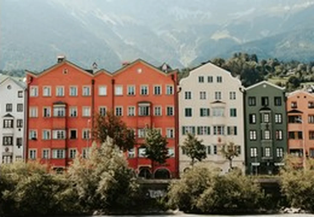 Charakteristische Stadtfassaden an einem besonderen Wohnstandort